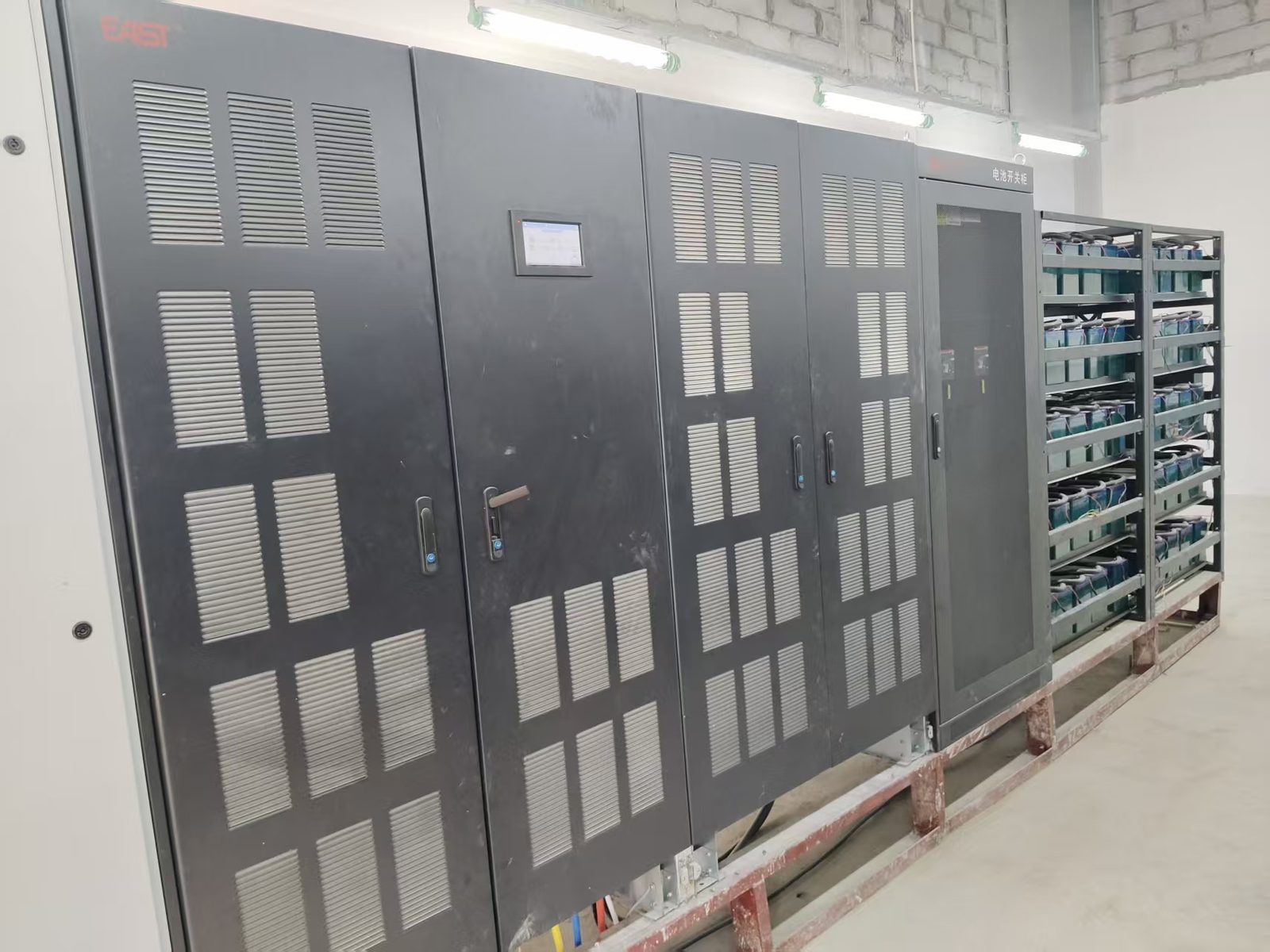 UPS EA89400 400kVA tại nhà máy sản xuất module quang điện