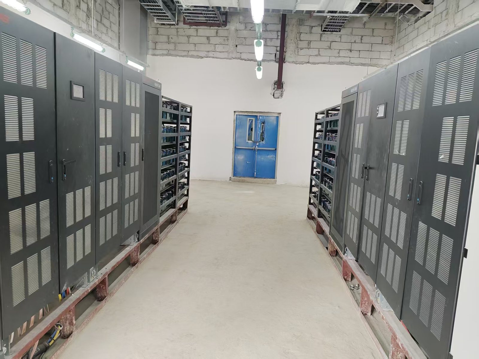 UPS công nghiệp cho nhà máy module quang điện tại Nghệ An
